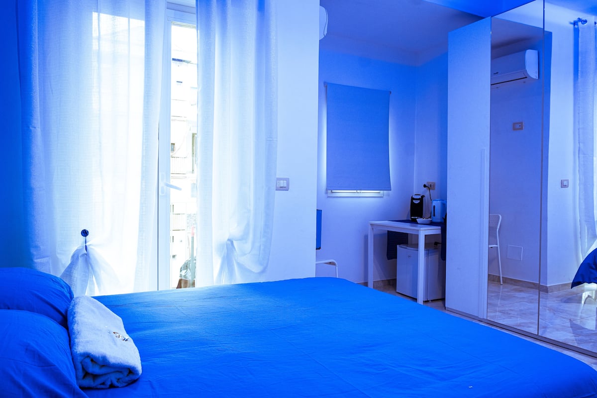 Deluxe tweepersoonskamer | Donzen dekbedden, een minibar, geluiddichte muren, gratis wifi