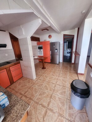 Private kitchen - Grand Appartement Pour 4 Personnes Avec Terrasse Privative et vue mer (Trois-Rivières)