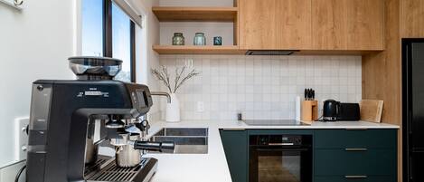 Réfrigérateur, four à micro-ondes, un four, surface de cuisson