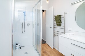 Dusche, Handtücher, Seife, Shampoo