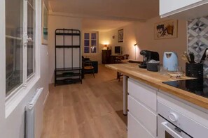 Kjøleskap, mikrobølgeovn, kokeplater og oppvaskmaskin