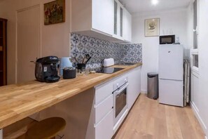 Réfrigérateur, micro-ondes, plaque de cuisson, lave-vaisselle