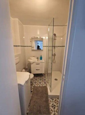 Dusche, Haartrockner, Handtücher
