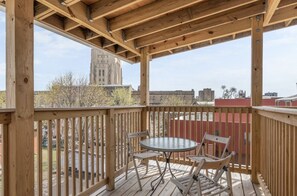 Outdoor dining - Yale Uptown - New/secured bldg - 1 block to campus! Walk to Yale NH Hospital
(New Haven)