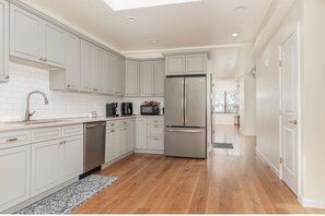 Private kitchen - Yale Uptown - New/secured bldg - 1 block to campus! Walk to Yale NH Hospital
(New Haven)