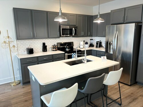 Relax in Style: Gated 2BR in Downtown w/ Workspace