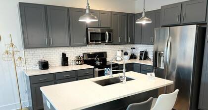 Relax in Style: Gated 2BR in Downtown w/ Workspace