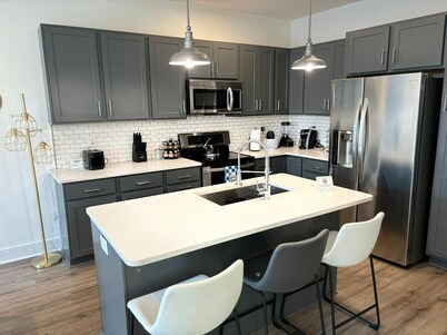 Relax in Style: Gated 2BR in Downtown w/ Workspace