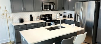 Relax in Style: Gated 2BR in Downtown w/ Workspace