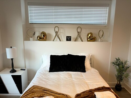 Relax in Style: Gated 2BR in Downtown w/ Workspace