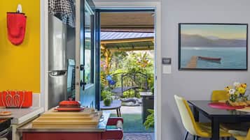 Deluxe Apartment, 2 Bedrooms, Garden View | Private kitchen