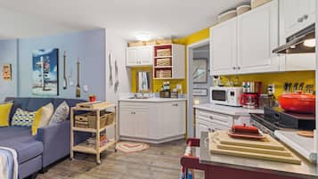 Deluxe Apartment, 2 Bedrooms, Garden View | Private kitchen