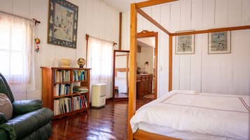 4 bedrooms, desk, free WiFi, bed sheets