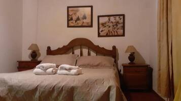 1 habitación, tabla de planchar con plancha, wifi y ropa de cama