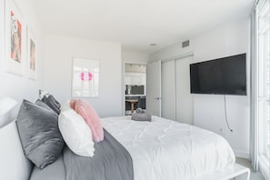 1 dormitorio, escritorio, tabla de planchar con plancha y cuna de viaje