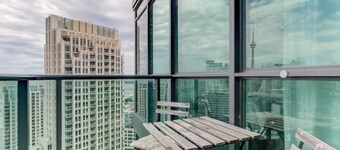 Chic 2-bedroom+Sofabed W/1Bath parking, walk to CN Tower