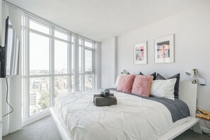 1 habitación, escritorio, tabla de planchar con plancha y cuna de viaje 