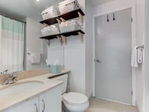 Haartrockner, Handtücher, Seife, Shampoo