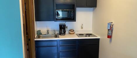 冷蔵庫、電子レンジ、コンロ、コーヒー / ティーメーカー