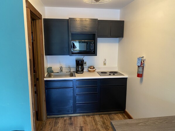 Kühlschrank, Mikrowelle, Herdplatte, Wasserkocher mit Kaffee-/Teezubehör