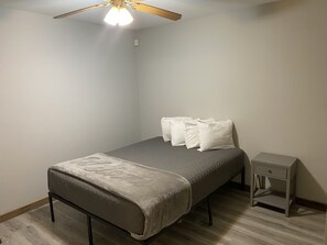 2 bedrooms, free WiFi, bed sheets - 2BD 1BA w/Kitchenette close to Silver Dollar City (Branson)