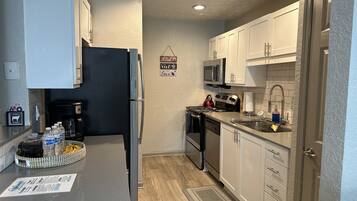 Køleskab, mikrobølgeovn, ovn, kogeplade