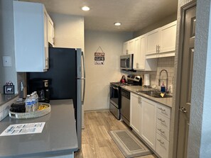 Fridge, microwave, oven, stovetop - The Brave's 1st Base 2BD-2BTH, Free PRK, 5 min walk to Truist Park & The Roxy (Smyrna)
