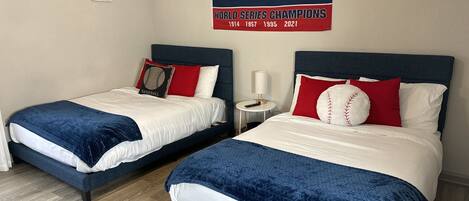 2 Schlafzimmer, Schreibtisch, Bügeleisen/Bügelbrett, Reisekinderbett