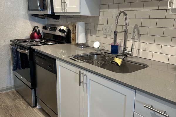 Een koelkast, een microgolfoven, een oven, een kookplaat