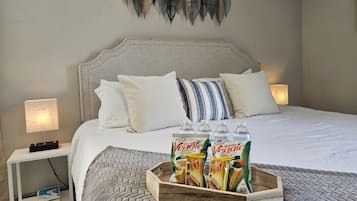 2 makuuhuonetta, työpöytä, silitysrauta/-lauta, vauvan matkasänky