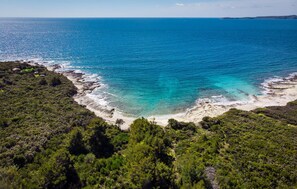 Una spiaggia nelle vicinanze