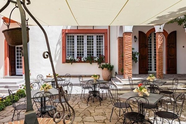 Outdoor dining - 1 Bedroom Private vacation home in Cuglieri (Cuglieri)