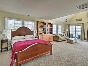4 bedrooms, desk, iron/ironing board, WiFi
