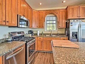 Fridge, microwave, oven, stovetop - L'Hermione (Gloucester)