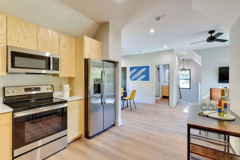 Réfrigérateur, four à micro-ondes, un four, surface de cuisson