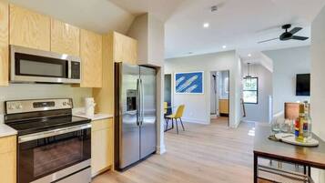 Réfrigérateur, four à micro-ondes, un four, surface de cuisson