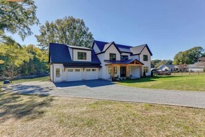 Exterior - Tranquil Lakefront Carriage House with Dock (Mooresville)