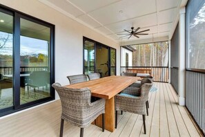 Outdoor dining - The Birdhouse - Lake View with Dock (Mooresville)