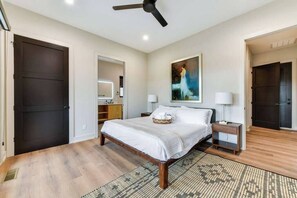 3 habitaciones, tabla de planchar con plancha, wifi y ropa de cama