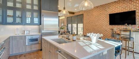 Jääkaappi, mikroaaltouuni, uuni, liesi