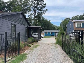 Property grounds - Cozy Cottage on Food Forest in the Heart of Charlotte! (Charlotte)