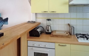 Fridge, microwave, oven, stovetop - Gîte De L'Orangerie de Kerlare (Arzano)