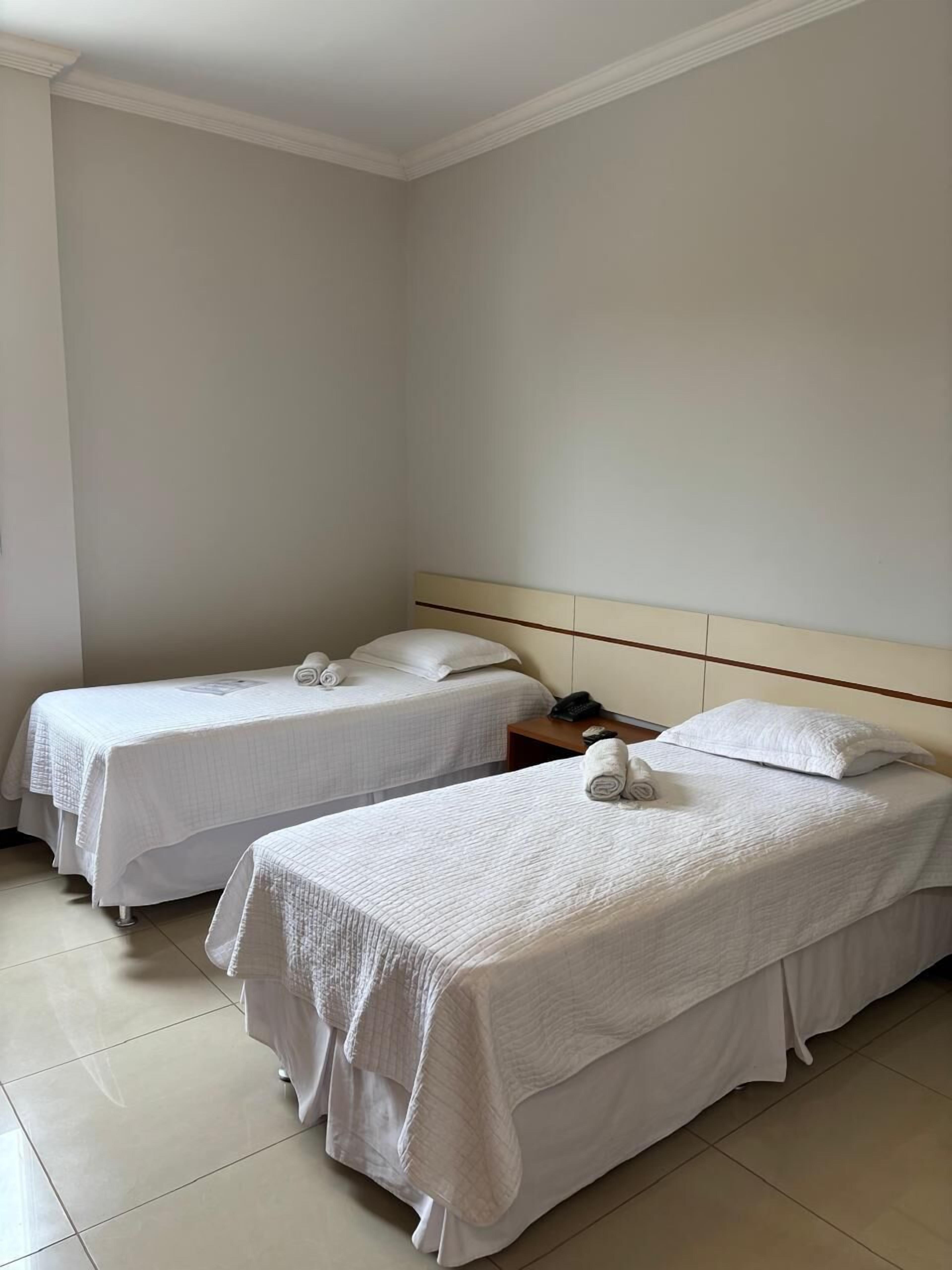 Habitación tradicional con 2 camas individuales | Escritorio, espacio para trabajar con un portátil, wifi gratis