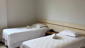 Quarto duplo tradicional | Escrivaninha, espaço de trabalho para notebook, Wi-Fi de cortesia