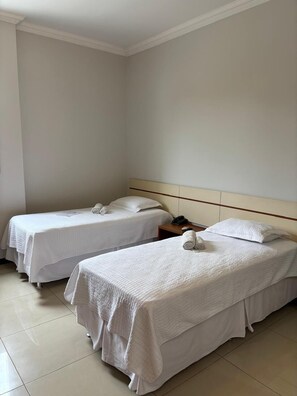 Escritorio, espacio para trabajar con laptop y wifi gratis 