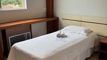 Quarto solteiro tradicional | Escrivaninha, espaço de trabalho para notebook, Wi-Fi de cortesia