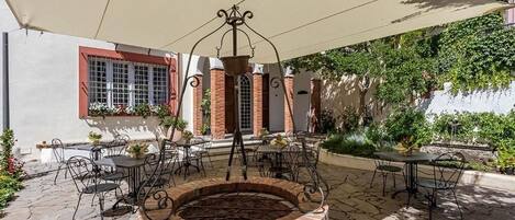 تناول الطعام بالخارج