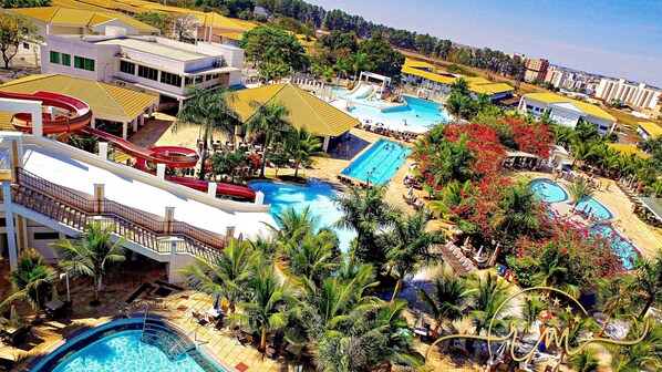 A resort with multiple swimming pools, water slides, and palm trees. - Lacqua diRoma RM Hospedagem  (Caldas Novas)