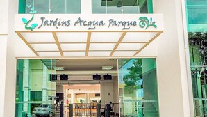 Ingången till Jardins Agua Parque har en modern design med glasdörrar och en synlig interiör med sittplatser och en bardisk.