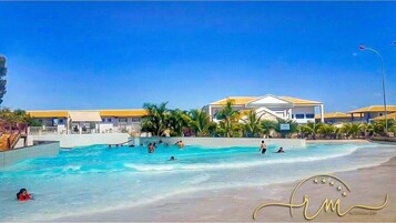 15 piscinas externas, guarda-sóis, espreguiçadeiras